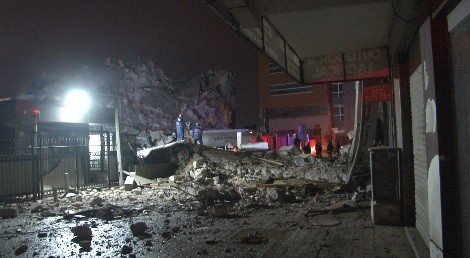 İ̇zmir’de Yıkım Aşamasındaki Eski İ̇l Emniyet Müdürlüğü Binası Çöktü