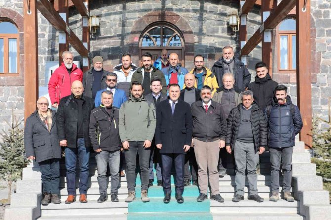Vali Öksüz, Gazetecilerle Bir Araya Geldi