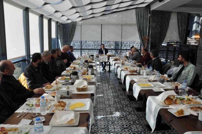Vali Öksüz, Gazetecilerle Bir Araya Geldi