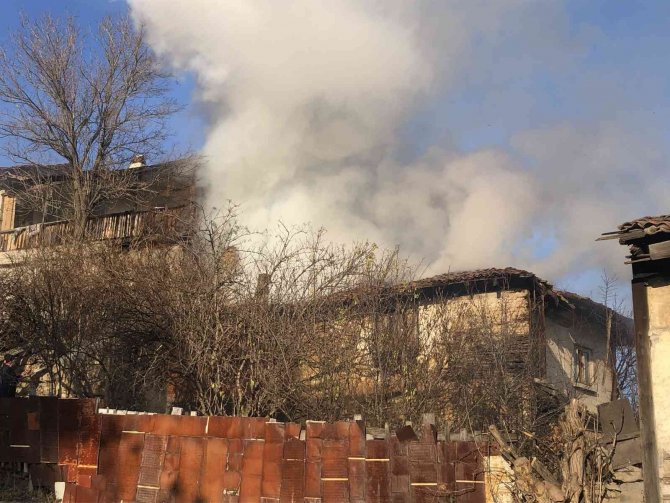 Yangına Aldırış Etmedi, Yanan Evdeki Kuşları Kurtardı