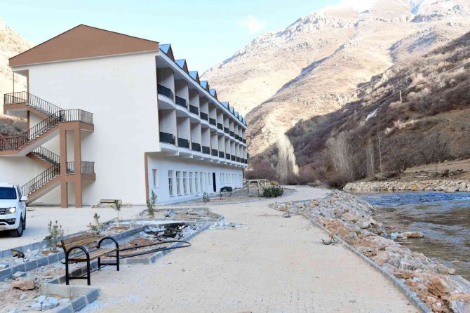 Kaymakam Sakarya Ve Başkan Şeylan Yapımı Devam Eden Çalışmaları Yerinde İnceledi