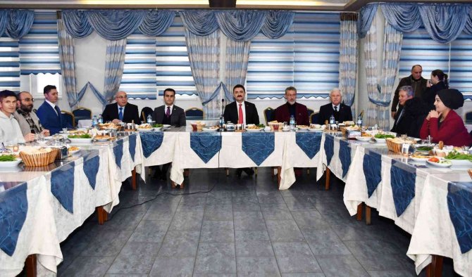 Vali Tekbıyıkoğlu: "Demokraside Basının Yeri Çok Önemli"