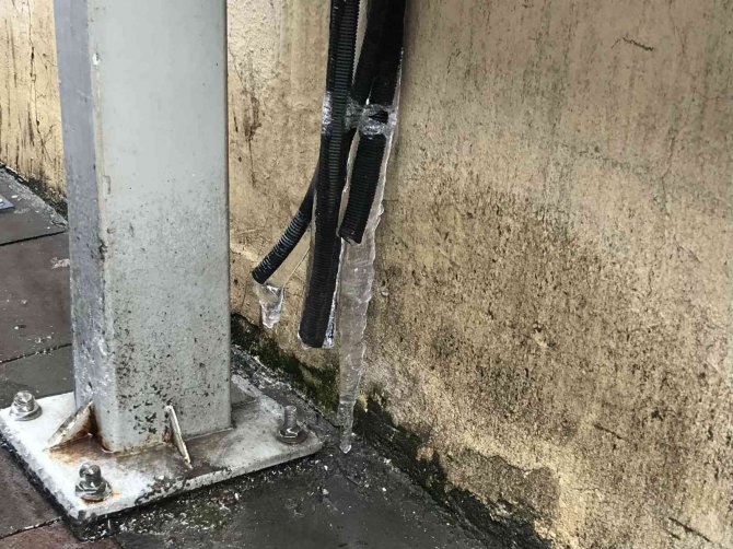 Klimalardan Kaldırıma Akıtılan Suların Donması Yayalar İçin Tehlike Oluşturdu