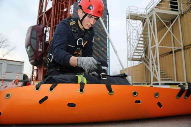 Stajyer İtfaiyeciler Mesleğe Hazırlanıyor