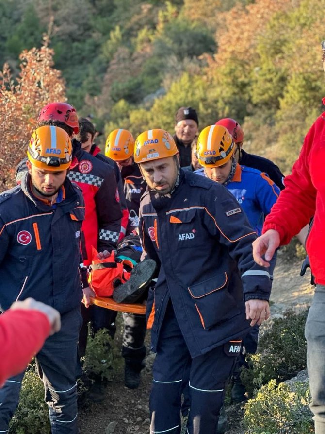 Define Avcılarını, Bir Kişinin Ayağına Kaya Düşmesi Ele Verdi