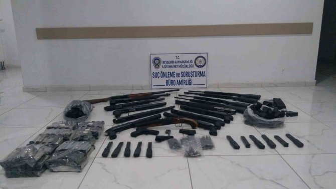 Konya’da Durdurulan Otomobilde Ve İş Yerinde Kaçak Silah Ele Geçirildi