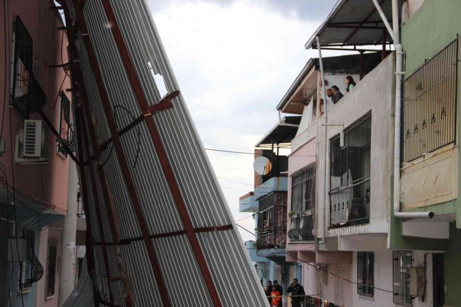 Manisa’da Şiddetli Rüzgar Çatıyı Uçurdu