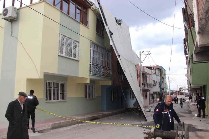 Manisa’da Şiddetli Rüzgar Çatıyı Uçurdu