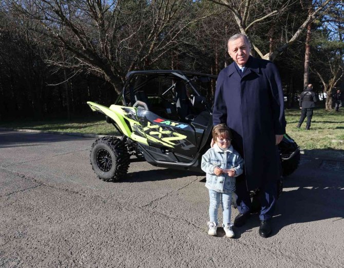 Cumhurbaşkanı Erdoğan Elini Öpen Minik Zayn’a Elini Öperek Karşılık Verdi