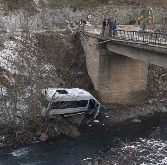 Ordu’da Öğrenci Servisi Köprüden Uçtu: 4 Öğrenci Yaralı