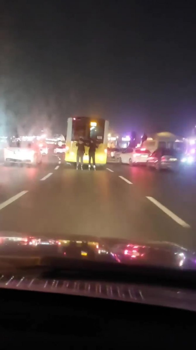 Pendik’te İ̇ett Otobüsüne Asılan Patenli Gençlerin Tehlikeli Yolculuğu