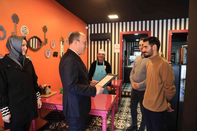 Pamukkale’de 2023 Yılının İlk Ruhsatını Başkan Örki Teslim Etti