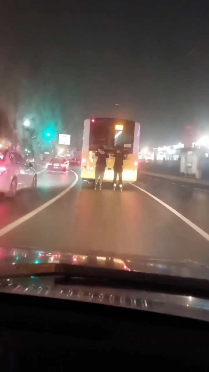 Pendik’te İ̇ett Otobüsüne Asılan Patenli Gençlerin Tehlikeli Yolculuğu