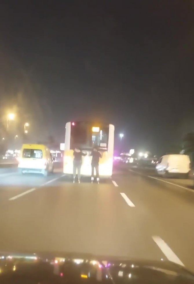 Pendik’te İ̇ett Otobüsüne Asılan Patenli Gençlerin Tehlikeli Yolculuğu
