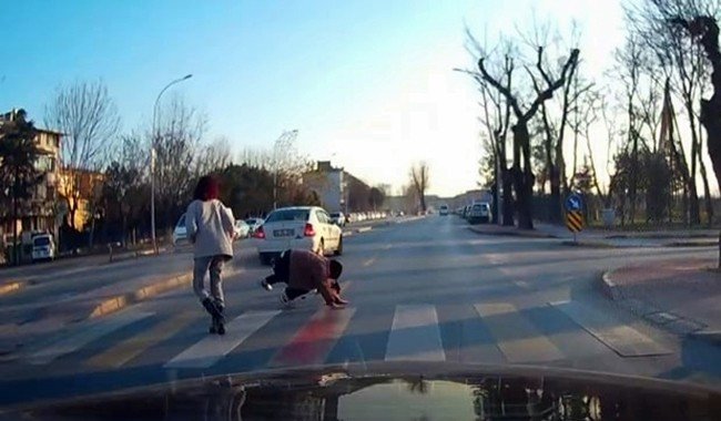 Yaya Geçidinde Çarptı, Arkasına Bile Bakmadı