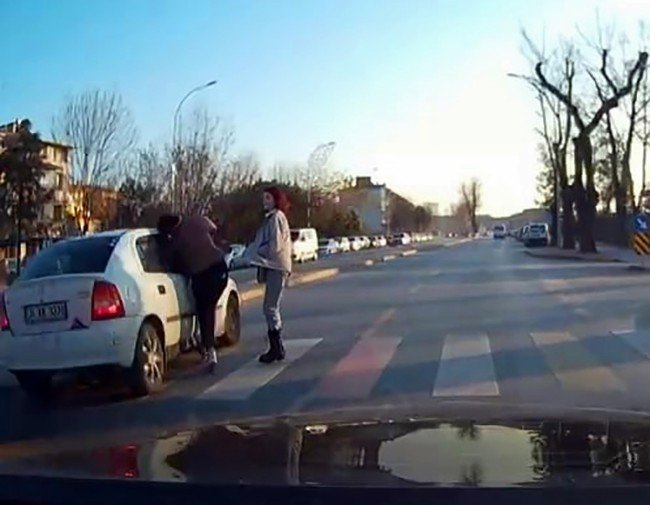 Yaya Geçidinde Çarptı, Arkasına Bile Bakmadı