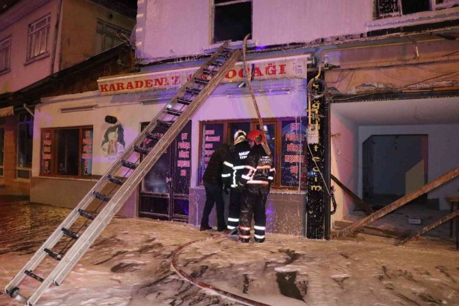 Ahşap Ev Alev Topuna Döndü, Komşular Sesi Havai Fişek Sandı