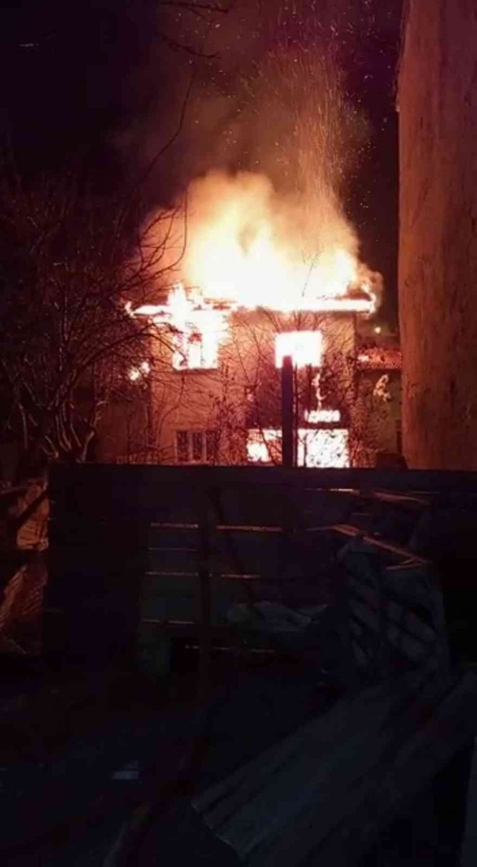 İ̇ki Katlı Ev Alev Alev Yandı