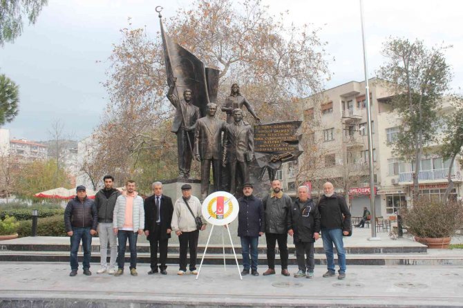 Söke’de Gazeteciler Çelenk Sundu