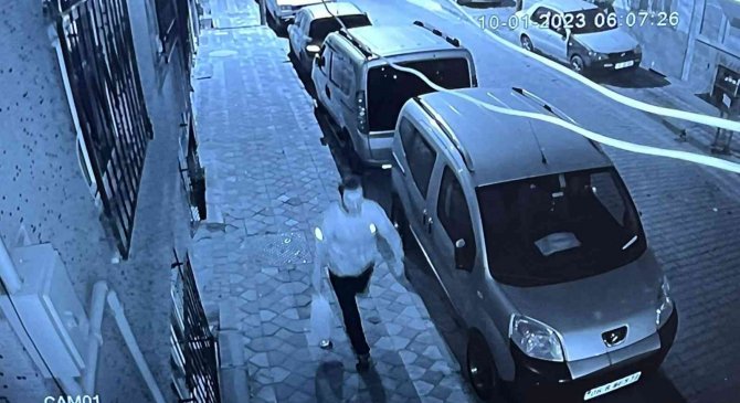 Sultangazi’de Tartıştığı Komşusunun Aracını Benzin Dökerek Böyle Yaktı