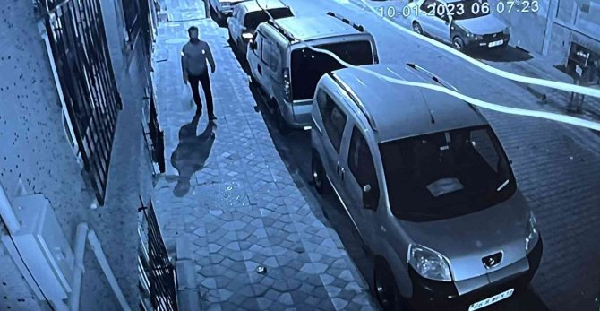 Sultangazi’de Tartıştığı Komşusunun Aracını Benzin Dökerek Böyle Yaktı
