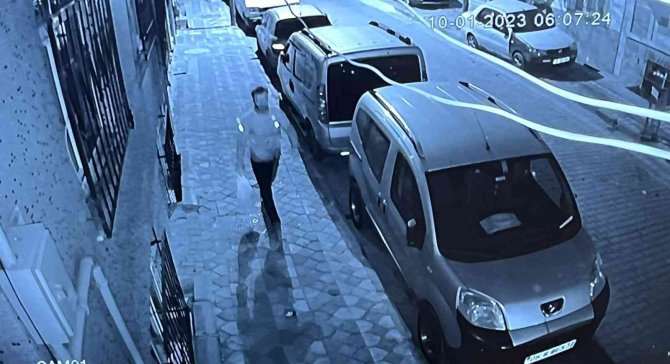 Sultangazi’de Tartıştığı Komşusunun Aracını Benzin Dökerek Böyle Yaktı