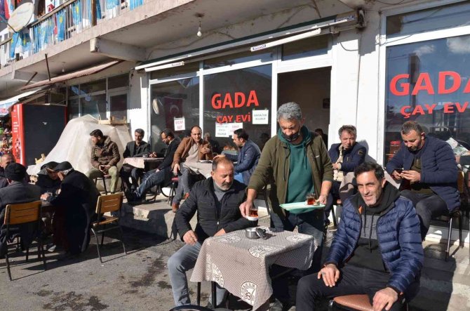 Tercan’da Zemheri Ayında Vatandaşlar Güneşli Havanın Tadını Çıkarıyor