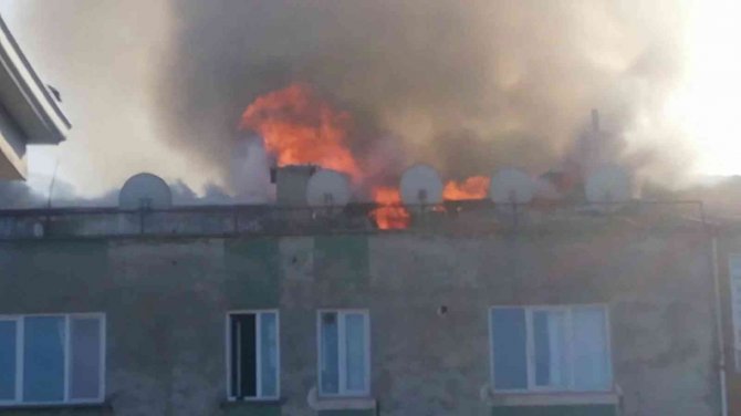 Valilik Yakınında Korkutan Yangın, Çatı Alev Alev Yandı