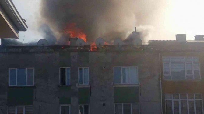 Valilik Yakınında Korkutan Yangın, Çatı Alev Alev Yandı