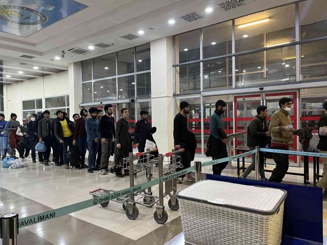 Ağrı’da 138 Afgan Göçmen, Ülkelerine Gönderildi