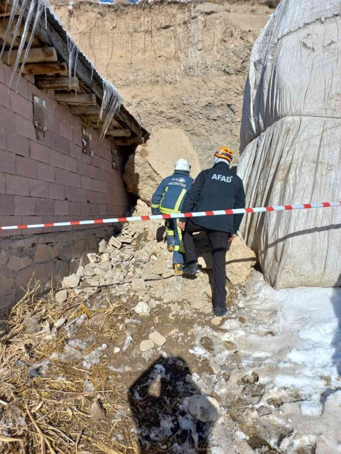 Van’da Çöken Ahırda 7 Küçükbaş Hayvan Telef Oldu