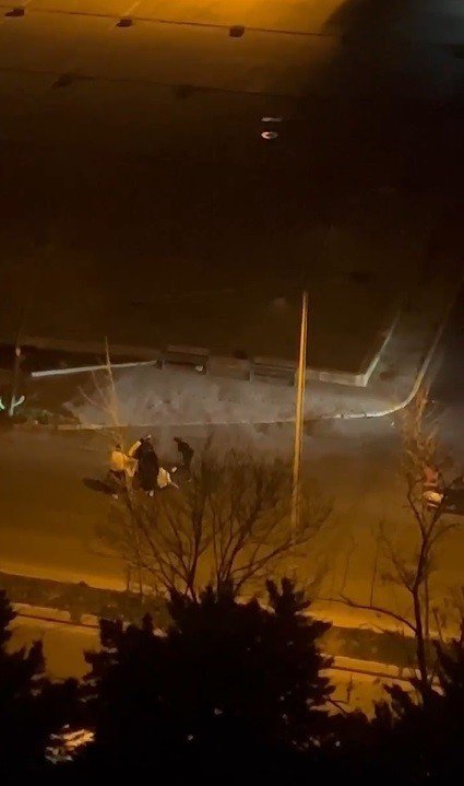 Beylikdüzü’nde İki Arkadaşın Tekme Tokat Kavgası Kamerada