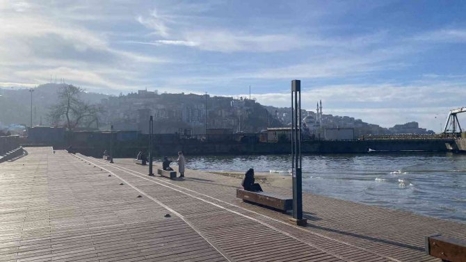 Kış Ayı Bahar Havasına Döndü, Vatandaşlar Sahile Akın Etti