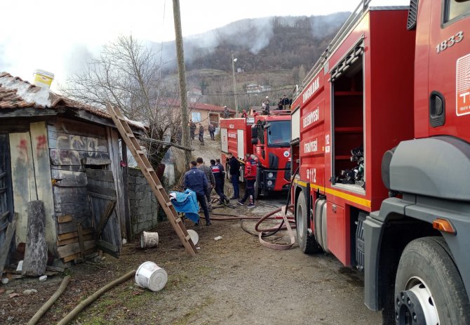 Ahşap Evde Yangın Çıktı, 3 Kişinin Yaşadığı Ev Kül Oldu