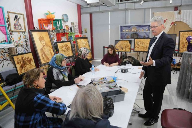 Ahşap Yakma Sanatının Birbirinden Güzel Eserleri Bu Sergide