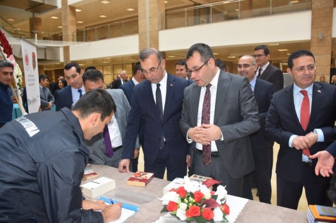 Adana’da Adliyesinde Kitap Bağışı Kampanyası