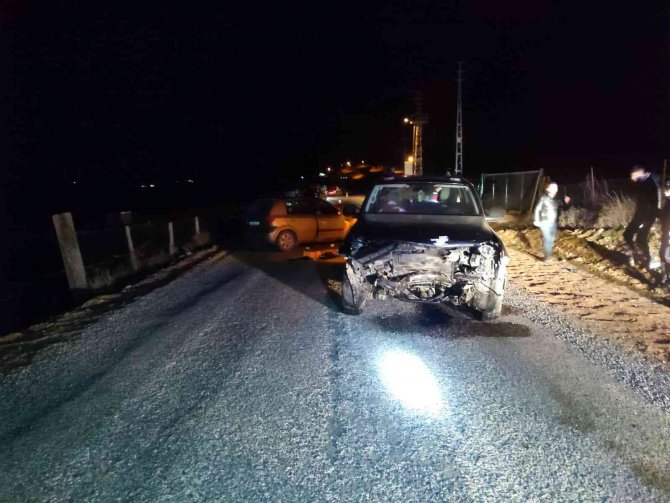 İ̇ki Otomobil Çarpıştı, 1 Kişi Yaralandı