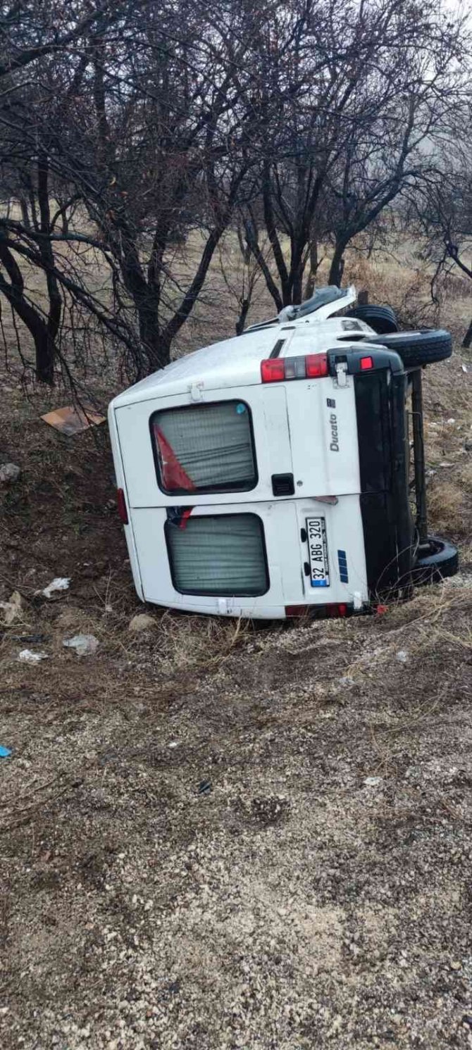 Kamyonetle Çarpışan Otomobil Takla Attı: 2 Ölü, 2 Yaralı