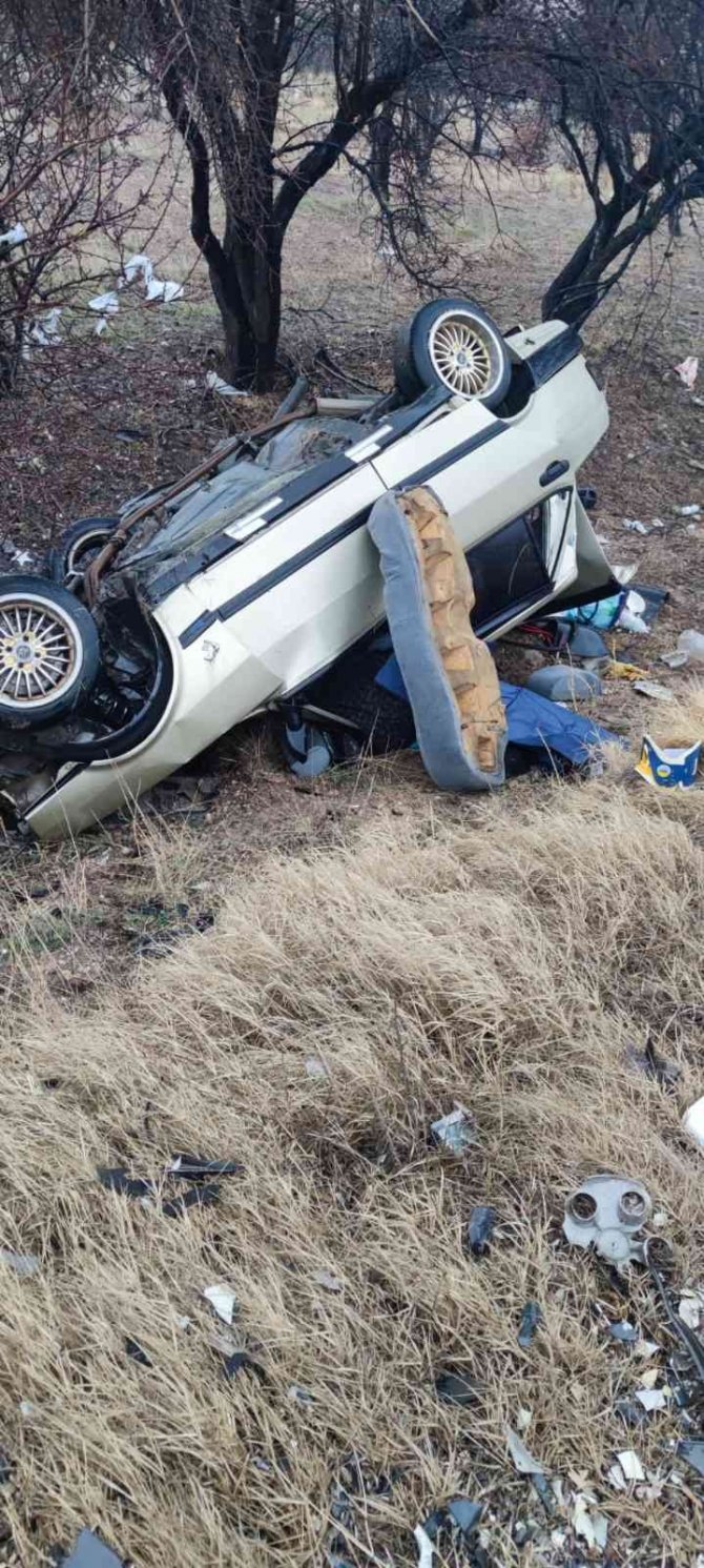 Kamyonetle Çarpışan Otomobil Takla Attı: 2 Ölü, 2 Yaralı