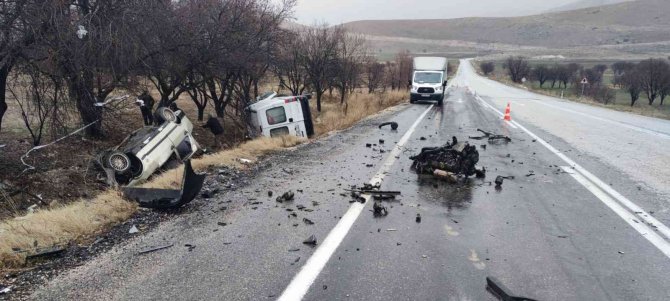 Kamyonetle Çarpışan Otomobil Takla Attı: 2 Ölü, 2 Yaralı