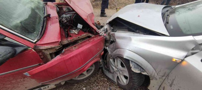 İ̇ki Otomobil Kafa Kafaya Çarpıştı: 4 Yaralı