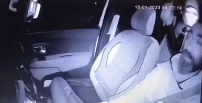 Müşteri Gibi Bindiği Takside Sürücüye Kaldırım Taşı İle Dehşeti Yaşattı