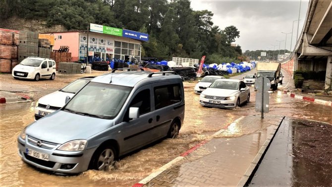 Antalya’da Şiddetli Yağmur Yolları Göle Çevirdi