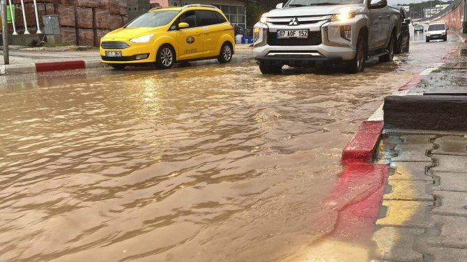 Antalya’da Şiddetli Yağmur Yolları Göle Çevirdi