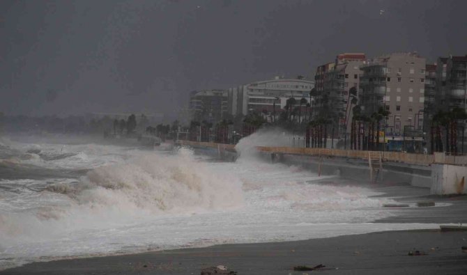 Antalya’da Dalgalar Falezleri Dövdü, Denizin Rengi Değişti