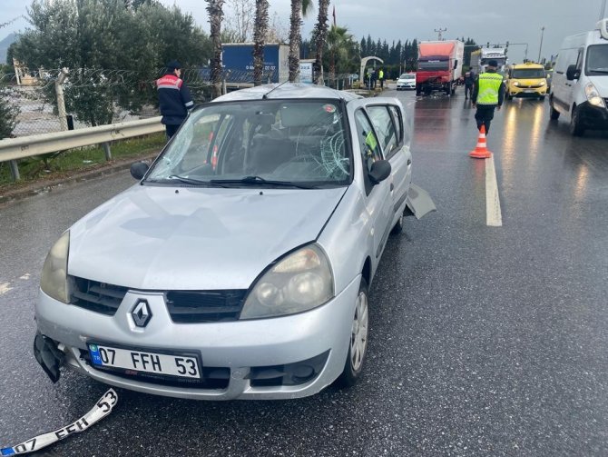 Işıklı Kavşakta Kamyon İle Otomobil Çarpıştı: 1’i Ağır 3 Yaralı
