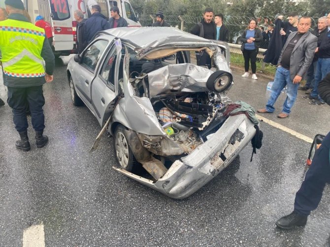 Işıklı Kavşakta Kamyon İle Otomobil Çarpıştı: 1’i Ağır 3 Yaralı