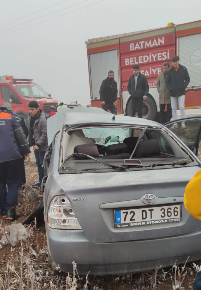Otomobiller Kafa Kafaya Çarpıştı: 1 Ölü, 4 Yaralı