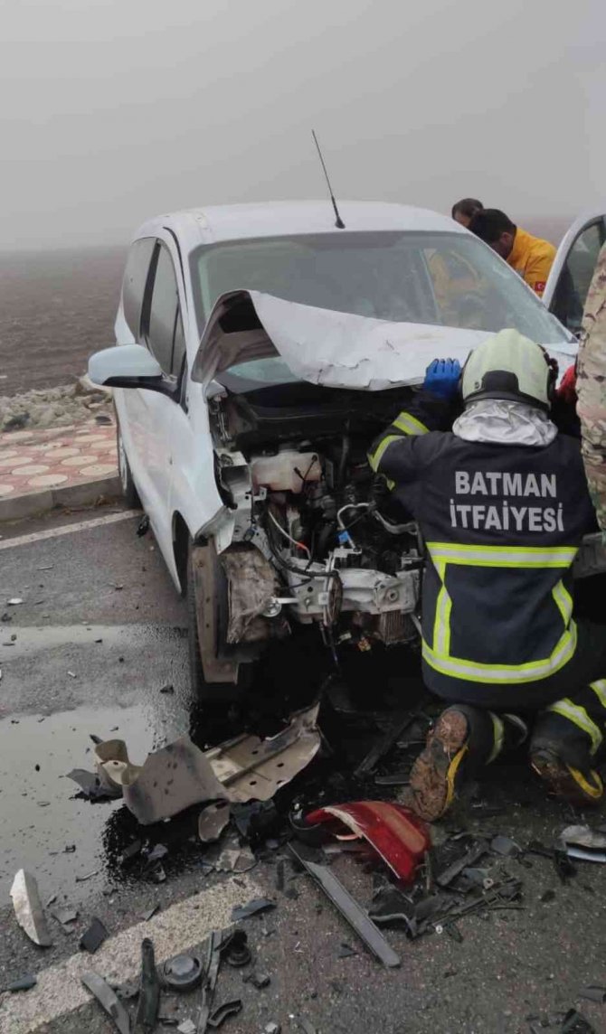 Otomobiller Kafa Kafaya Çarpıştı: 1 Ölü, 4 Yaralı