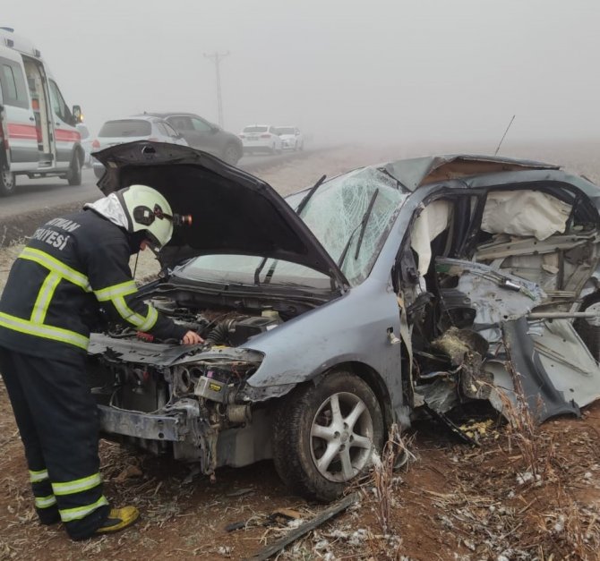 Otomobiller Kafa Kafaya Çarpıştı: 1 Ölü, 4 Yaralı